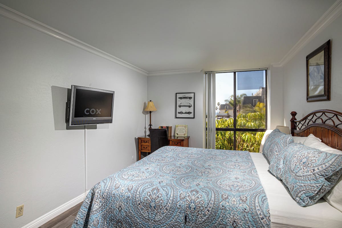 2 bedrooms, individually decorated, individually furnished, bed sheets