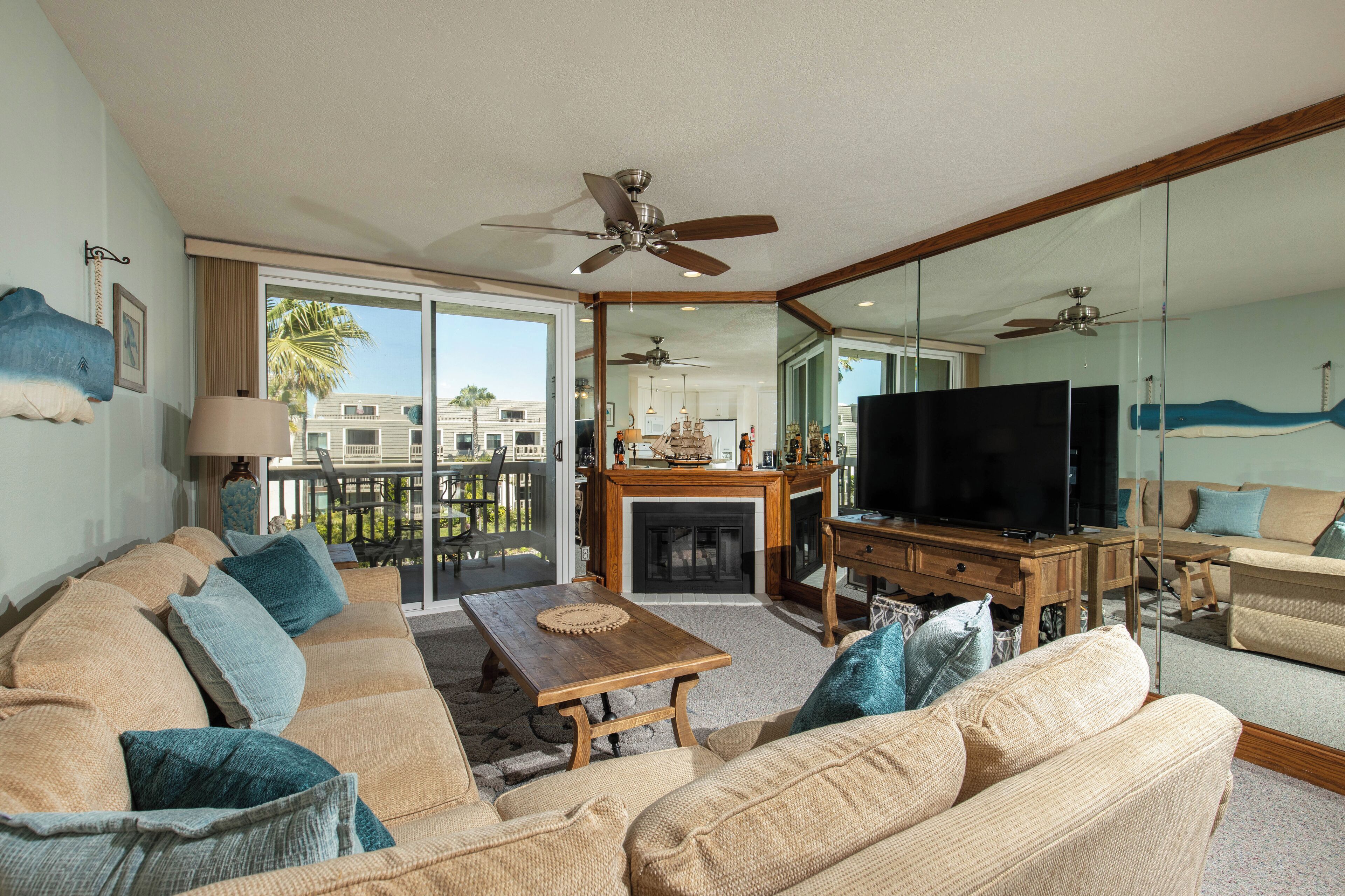 Condo, varias camas, acceso a la alberca, vista al jardín (D303) | Área de sala de estar