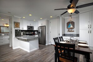 Apartamento, 1 cama de matrimonio grande con sofá cama, acceso a la piscina, vistas al jardín (B103) | Cocina privada | Cafetera o tetera