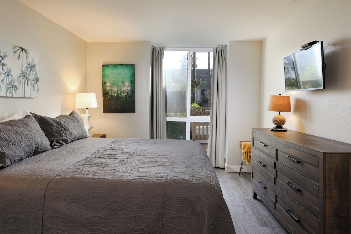 2 bedrooms, individually decorated, individually furnished, bed sheets