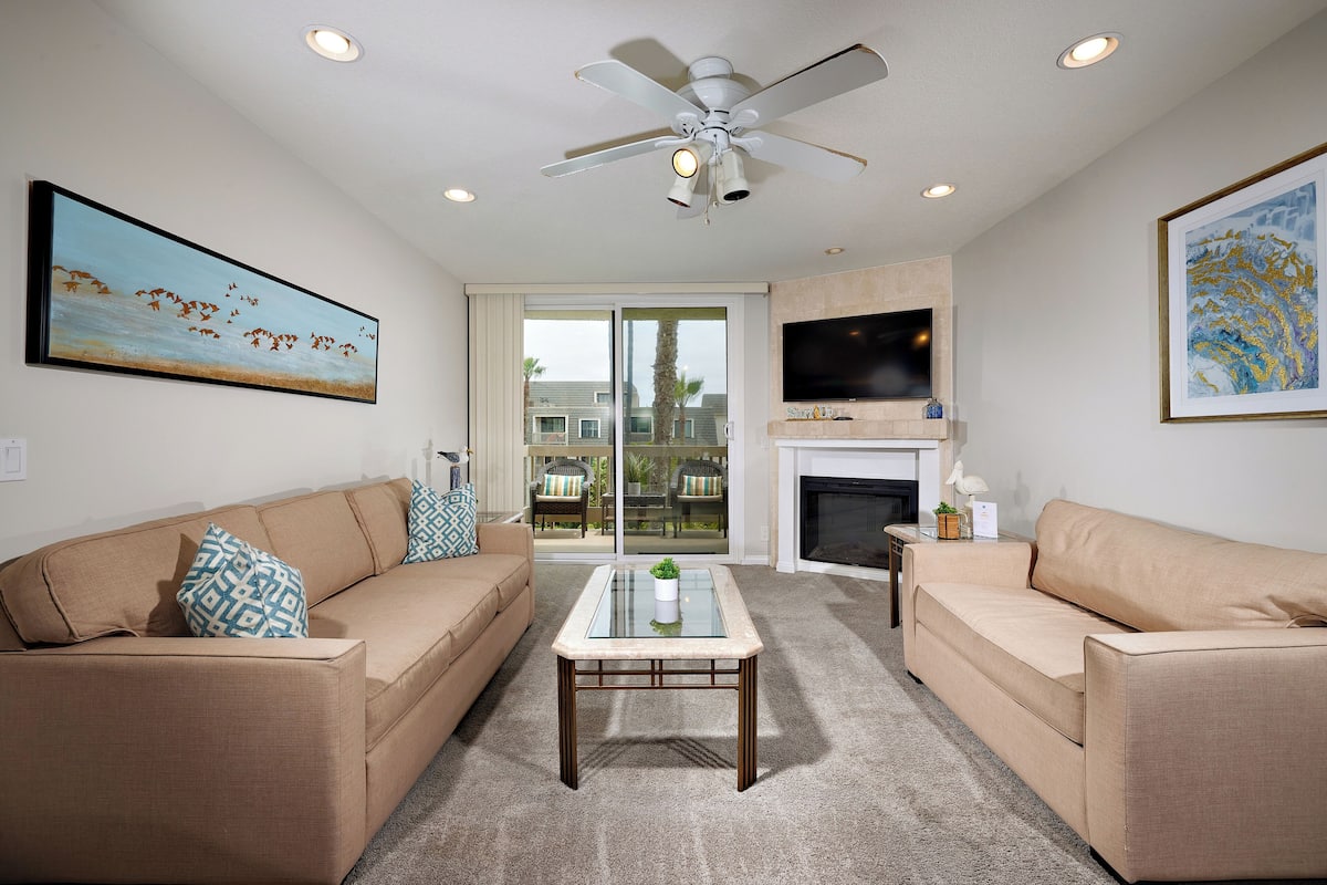 Condo, Multiple Beds, Pool Access, Garden View (G320) | Living area | TV, fireplace
