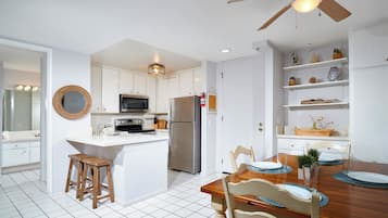 Condo, 1 King Bed with Sofa bed, Pool Access, Garden View (B226) | Dining