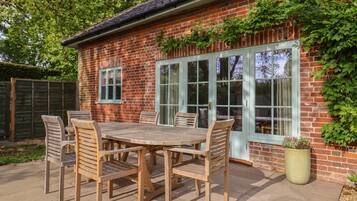 Cottage | Outdoor dining