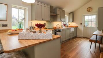 Cottage | Private kitchen | Fridge, microwave, dishwasher, electric kettle