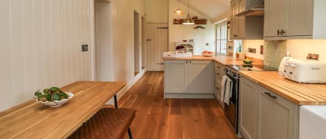 Cottage | Bếp riêng | Tủ lạnh, máy rửa bát, ấm điện, lò nướng bánh mì