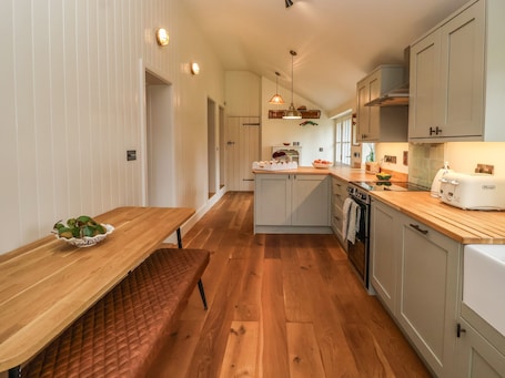 Cottage | Private kitchen | Fridge, dishwasher, electric kettle, toaster
