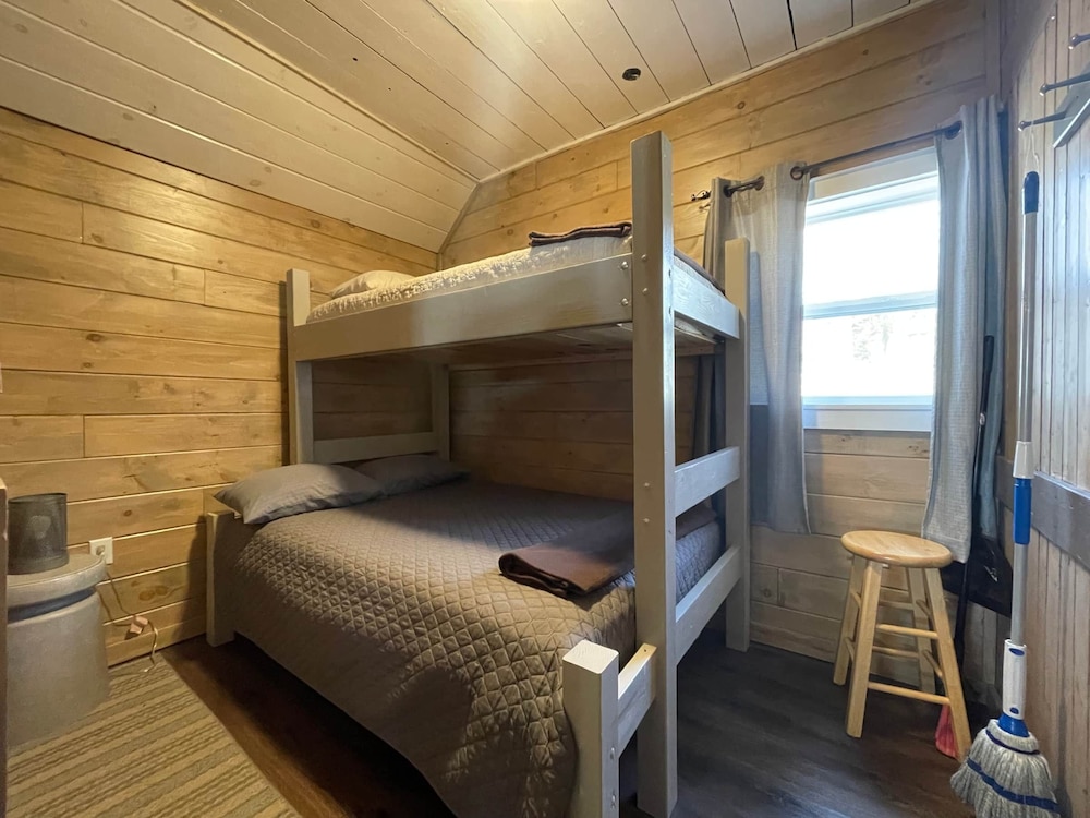 Portage Lakeside Cabins, The Bear's Den Portage Lake Vrbo