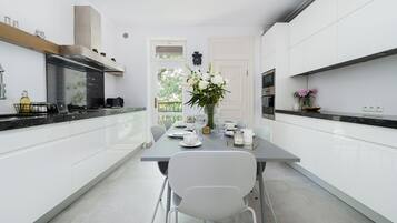 Deluxe Apartment | Shared kitchen | Fridge, microwave, oven, stovetop