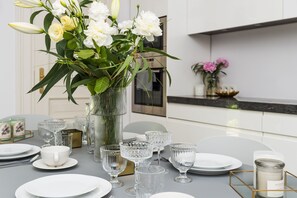 Deluxe-Apartment | Essbereich im Zimmer