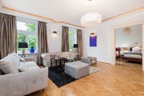 Deluxe-Apartment | Wohnzimmer | 45-Zoll-Smart-TV mit Digitalempfang