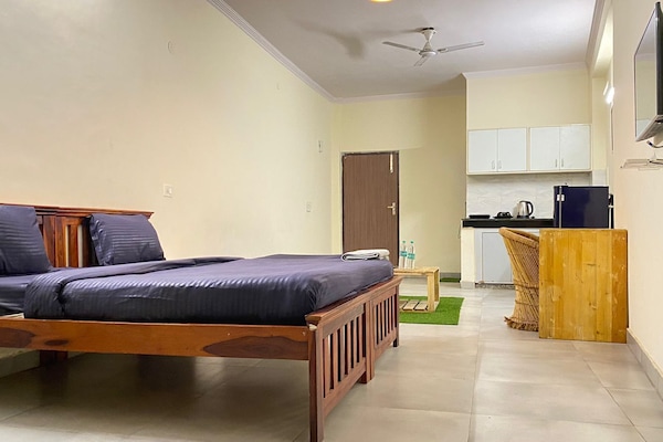 Deluxe Studio, 1 Queen Bed, Balcony