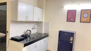 Deluxe Studio, 1 Queen Bed, Balcony | Private kitchenette