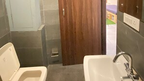 华丽开间, 1 张大床, 阳台 | 浴室 | 淋浴设施、大花洒淋浴喷头、毛巾