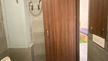 Deluxe Studio, 1 Queen Bed, Balcony | Bathroom | Shower, rainfall showerhead, towels