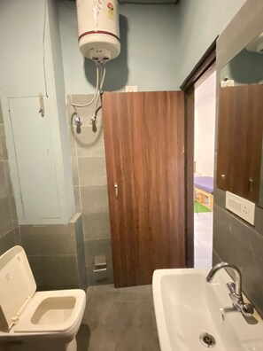 Studio – deluxe, 1 queensize-seng, balkong | Bad | Dusj, regndusjhode og håndklær