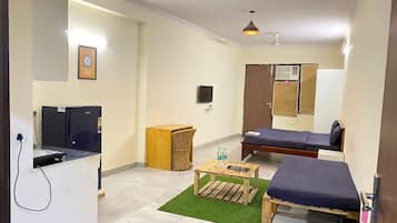 Deluxe Studio, 1 Queen Bed, Balcony | Free WiFi