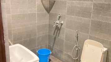 Deluxe Studio, 1 Katil Ratu (Queen), Balcony | Bilik Mandi | Pancuran mandi, hulu semburan mandi hujan, tuala disediakan