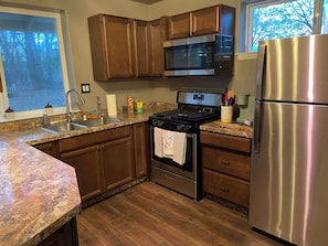 Réfrigérateur, four à micro-ondes, un four, surface de cuisson