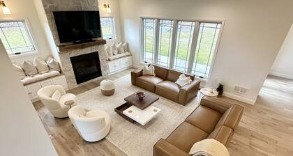 Dream escape, new modern farmhouse, stunning views, game room & hot tub for 14+!
