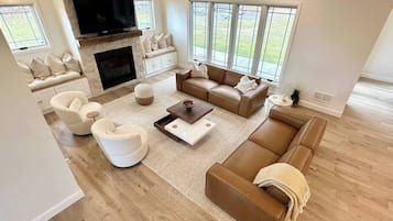 Smart-TV, Kamin, Videospiele, Tischtennisplatte
