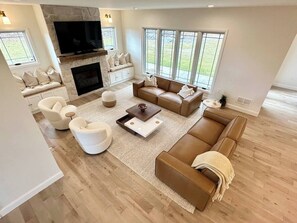 Smart TV, fireplace, video games, table tennis - New Farmhouse-Hot Tub, King Beds, Game Room, Golf Sim & incredible view. (Montgomery)