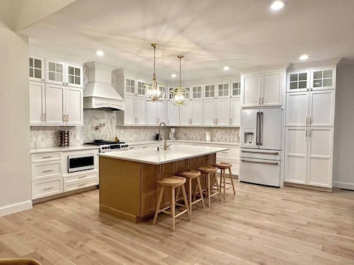 New Farmhouse-Hot Tub, King Beds, Game Room, Pro Golf Sim & Amazing Valley View!
