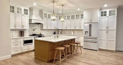 New Farmhouse-Hot Tub, King Beds, Game Room, Pro Golf Sim & Amazing Valley View!