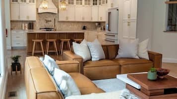 Smart TV, fireplace, video games, table tennis