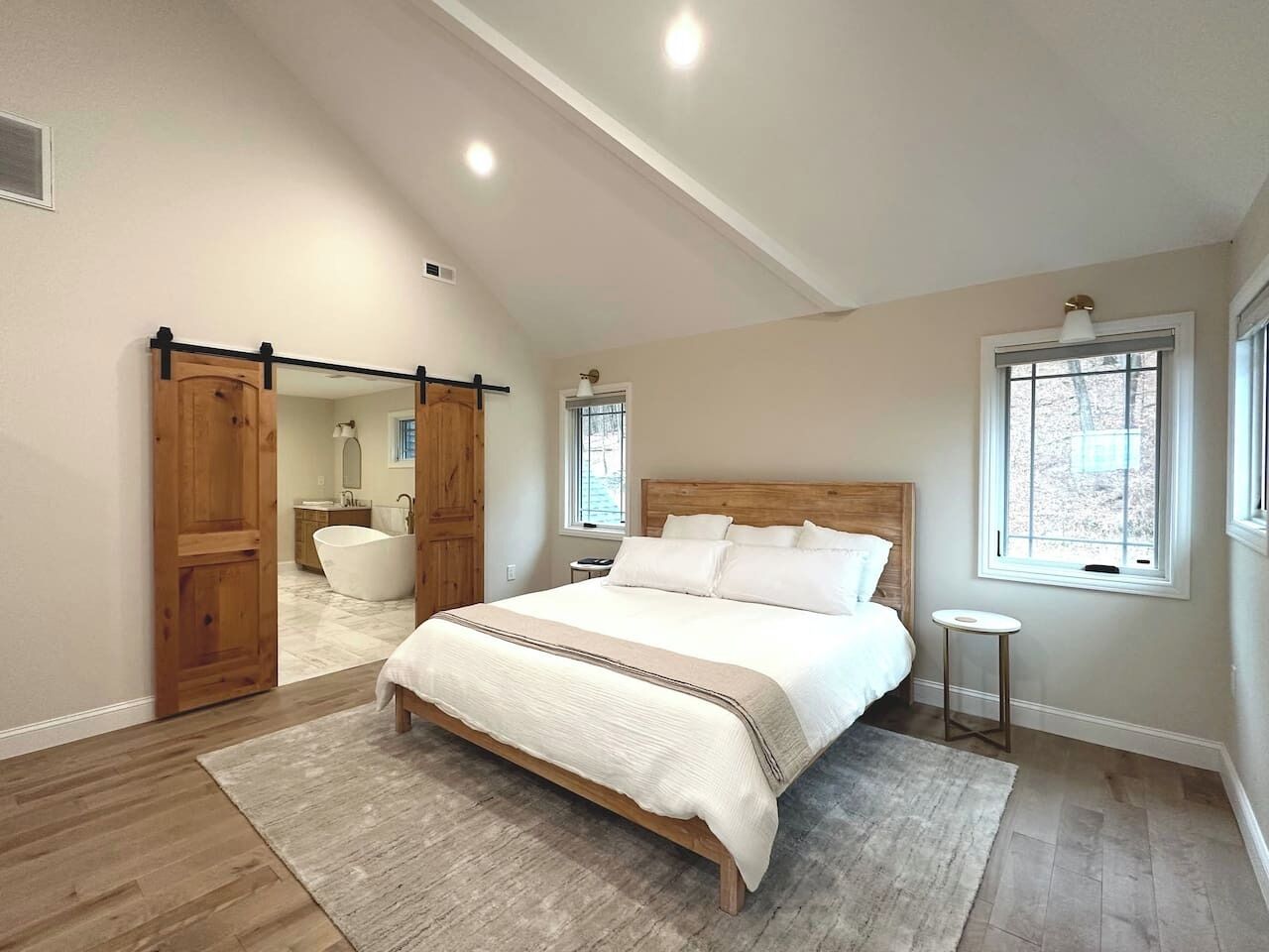 6 bedrooms, desk, iron/ironing board, travel crib