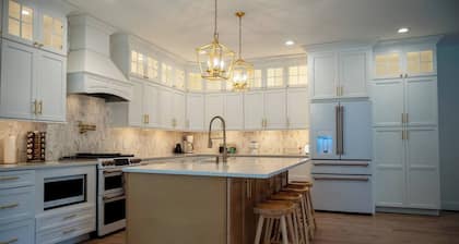 New Farmhouse-Hot Tub, King Beds, Game Room & View