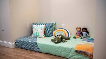 7 bedrooms, desk, iron/ironing board, travel crib