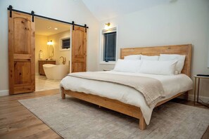 6 bedrooms, desk, iron/ironing board, travel crib