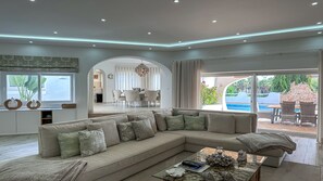 Smart TV, fireplace