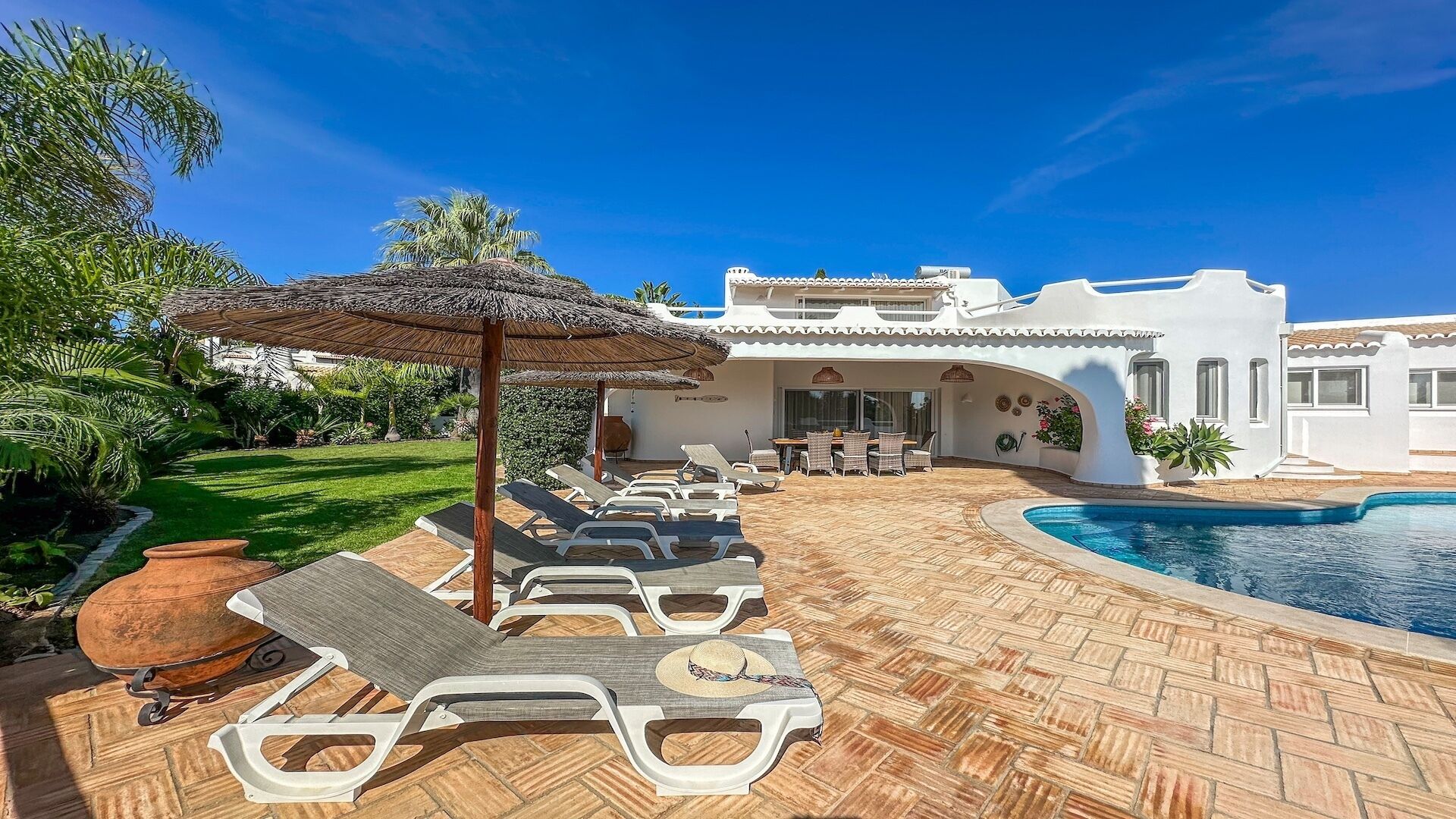 Utendørsbasseng og et oppvarmet basseng