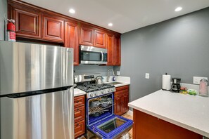 Fridge, microwave, oven, stovetop - 3 Mi to SoFi Stadium! Hidden Gem in Hawthorne (Hawthorne)