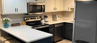 2BR/2BA Renovated Condo under 1 mile to Toomers
