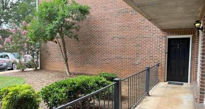 2BR/2BA Renovated Condo under 1 mile to Toomers