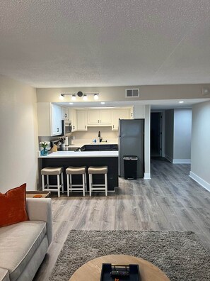 TV - 2BR/2BA Renovated Condo under 1 mile to Toomers (Auburn)