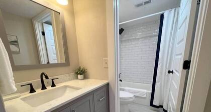 2BR/2BA Renovated Condo under 1 mile to Toomers