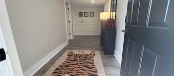 2BR/2BA Renovated Condo under 1 mile to Toomers