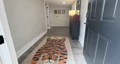 2BR/2BA Renovated Condo under 1 mile to Toomers