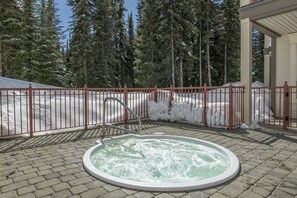 Outdoor spa tub - Ski right from your door in this bright, ground level condo at Creekside (Silver Star Mountain)