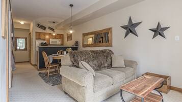 TV connectée, cheminée, livres