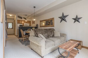 Smart TV, fireplace, books - Ski right from your door in this bright, ground level condo at Creekside (Silver Star Mountain)
