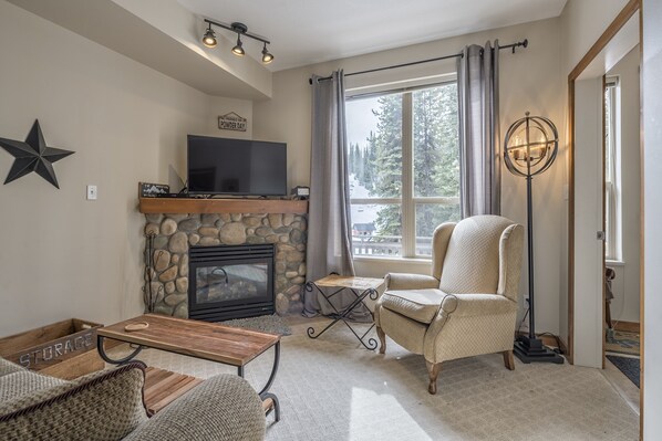 Smart TV, fireplace, books - Ski right from your door in this bright, ground level condo at Creekside (Silver Star Mountain)