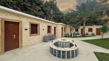 Club Chalet | Minibar, in-room safe, individually furnished, desk