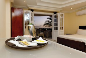 Family Room | Minibar, in-room safe, individually furnished, desk