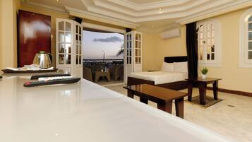 Chambre Familiale | Minibar, coffres-forts dans les chambres, ameublement personnalisé