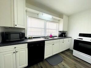 Een koelkast, een magnetron, een oven, een kookplaat