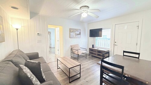 North MB Cozy 2 BD across from the beach
